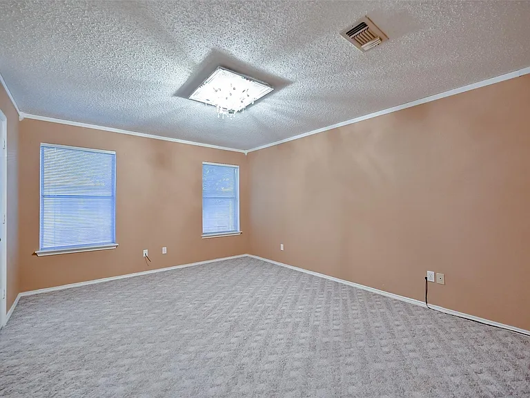 907 Clear Creek Dr — Photo 4