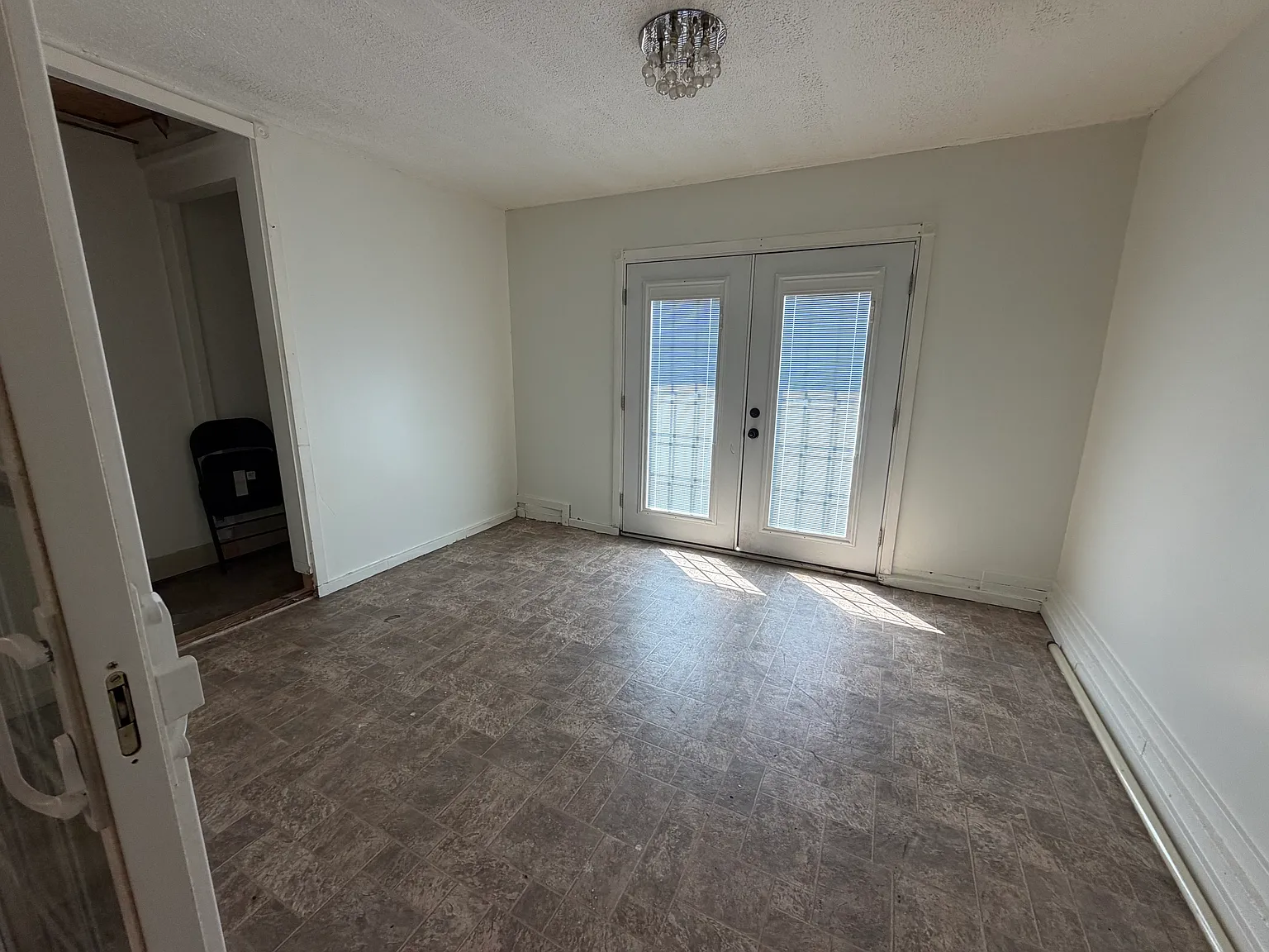 3 bed, 924 sqft, $1,050 — Photo 1