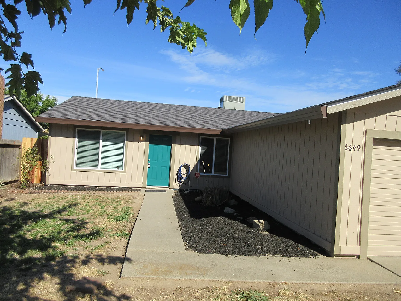 3 bed, 960 sqft, $2,400 — Photo 1