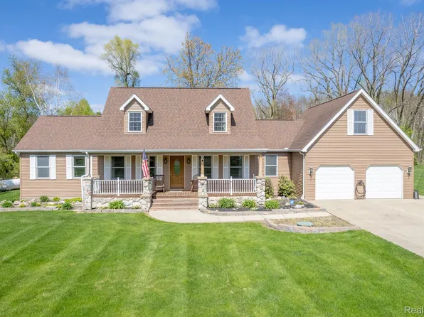 413 Cottonwood Dr, Lapeer, MI 48446