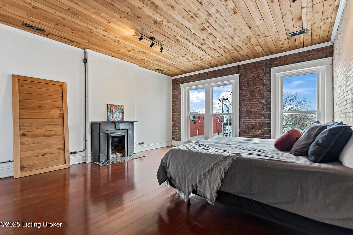 Building Photo - 902 E Jefferson St #C