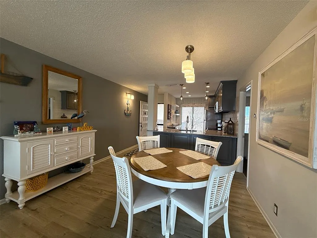 2 bed, 2.0 bath, 890 sqft, $2,400 — Photo 3