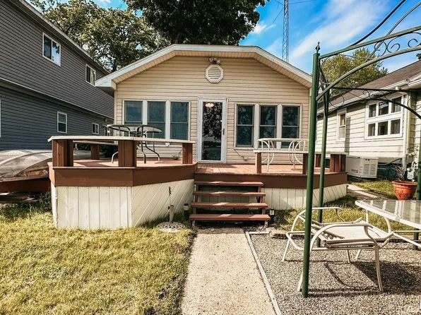 8121 N Tippecanoe Dr, Walkerton, IN 46574