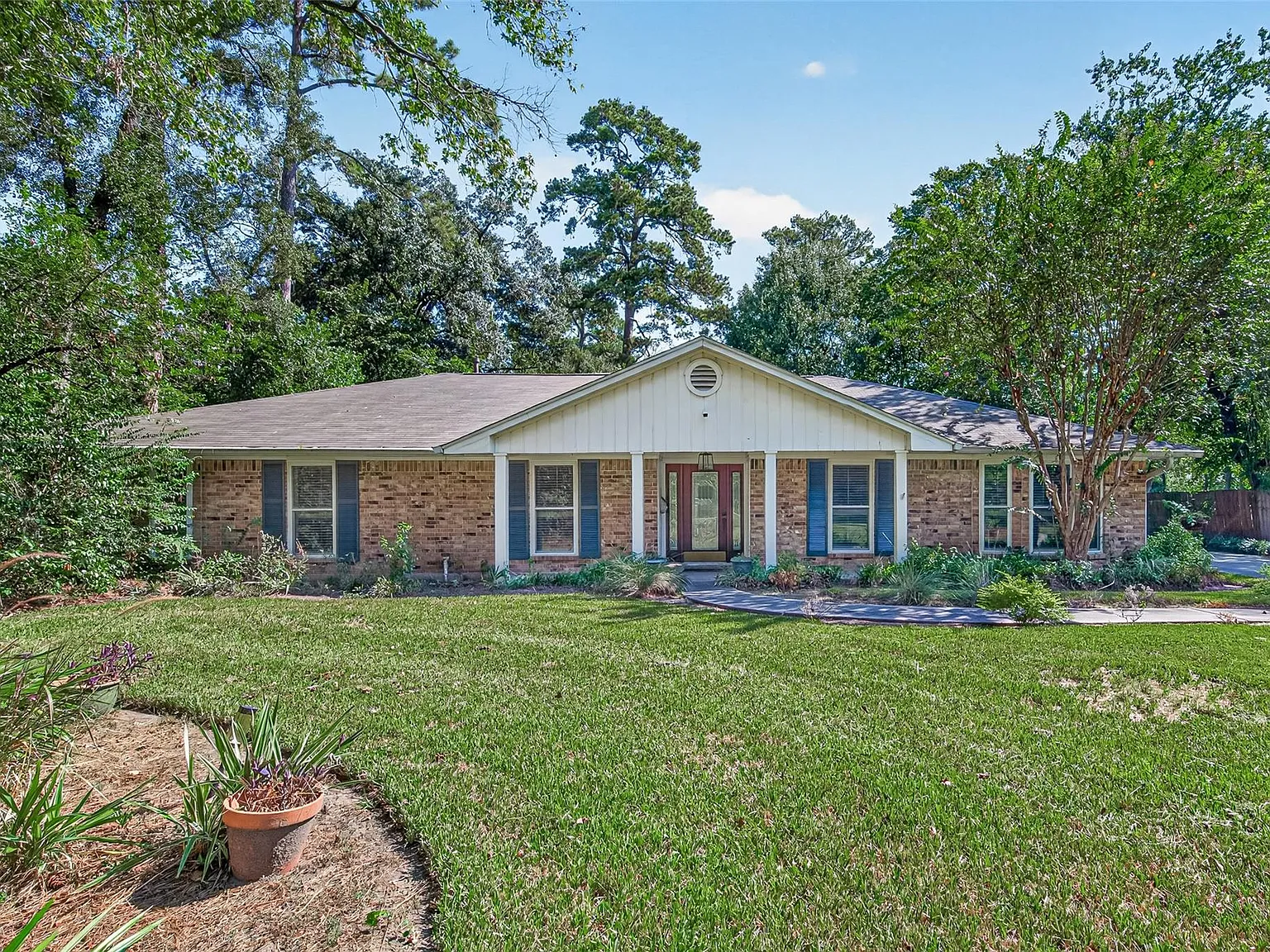 4 bed, 2.0 bath, 2410 sqft, $2,900 — Photo 1