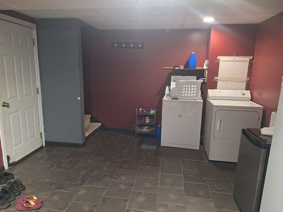 Basement laundry, connects to garage