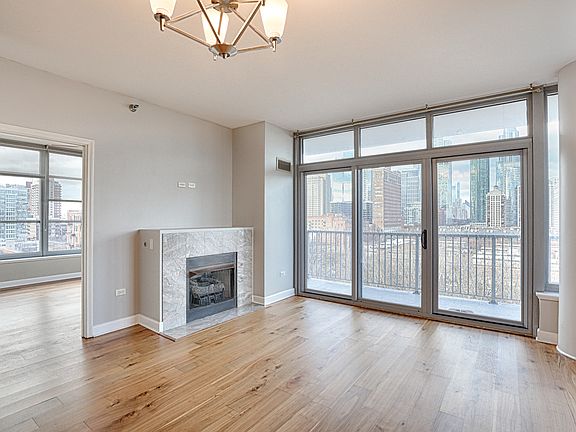 4th image of 1600 S Prairie Ave #904