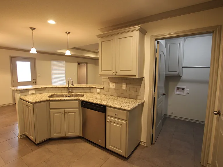 Beautiful 3 Bedroom 2 Bathroom Townhouse In South Tyler! Now Offering 1/2 Off First Full Months R... — Photo 10