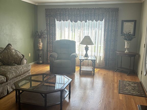 5th image of 109 Forrest Ave