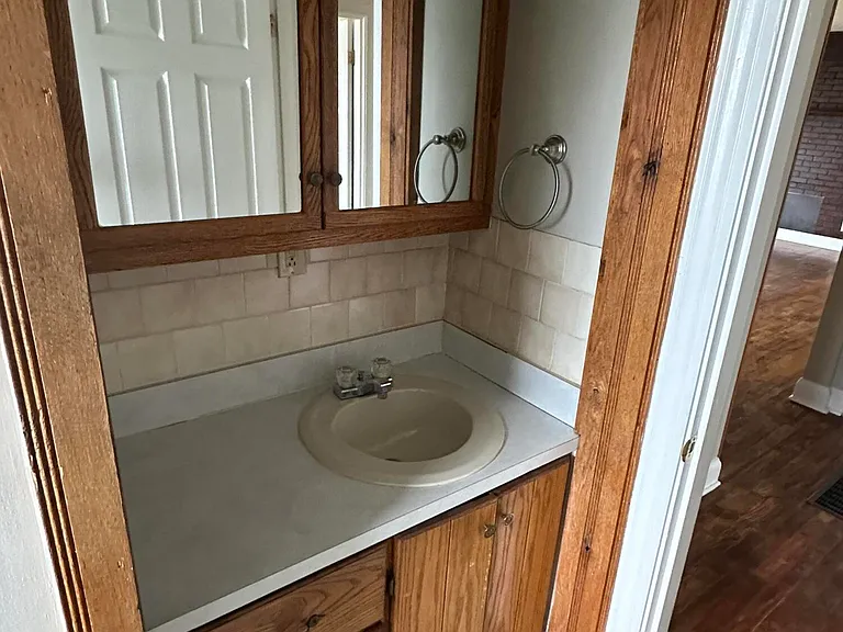 135 Willis Ave — Photo 17