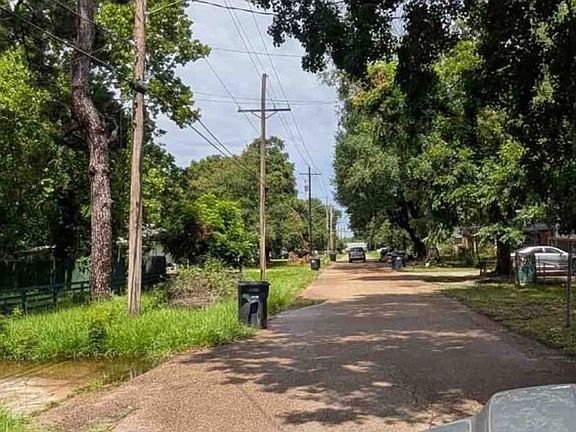 Exterior Neighborhood (street photo)