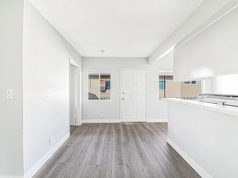 811 Gardenia Avenue — Photo 8