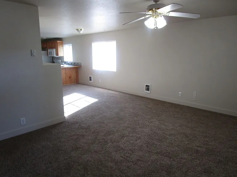 178 SW Ivy Ct — Photo 2