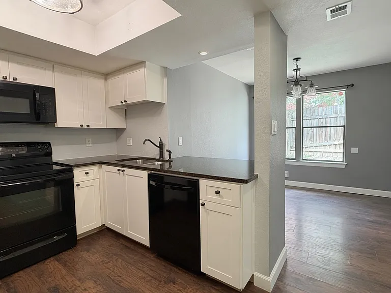 8107 Hood Cir #B — Photo 10