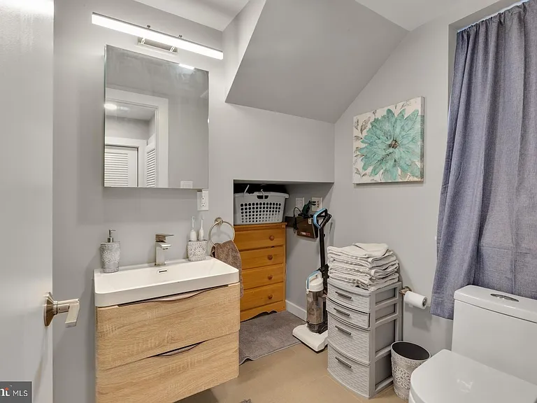 1142 Crease St #2L — Photo 9