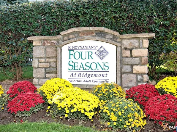 301 Four Seasons Ln, Montvale, NJ 07645
