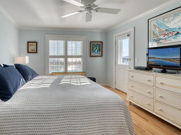 8 Oyster Point — Photo 10