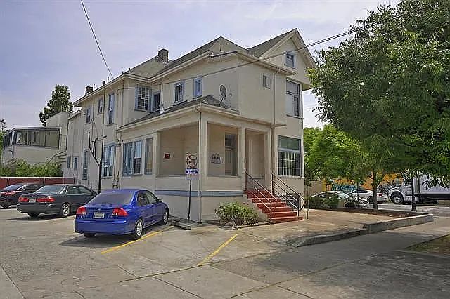 1st image of 494 S 6th St APT 4