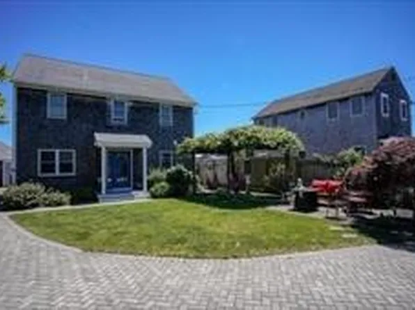 62 Lagoon Pond Rd #B, Vineyard Haven, MA 02568