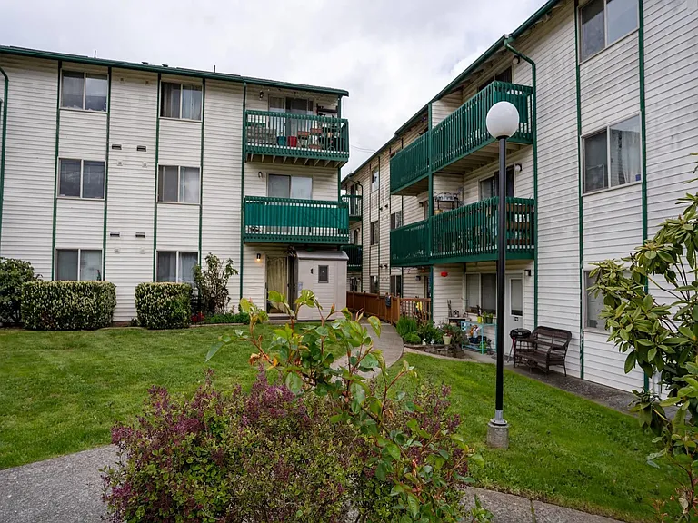 Baker Vista Apartments — Photo 2