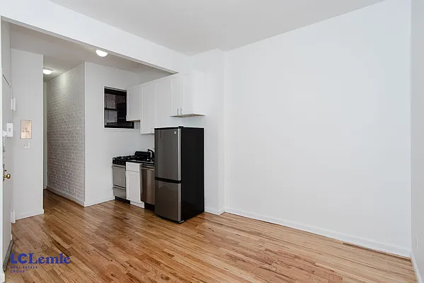 Rented by LC Lemle Real Estate Group | media 16