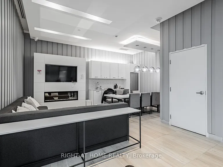 1630 Queen St E #211 — Photo 8