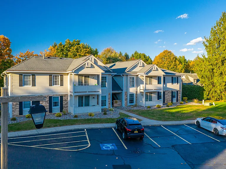 Wood Creek Apartments — Photo 9