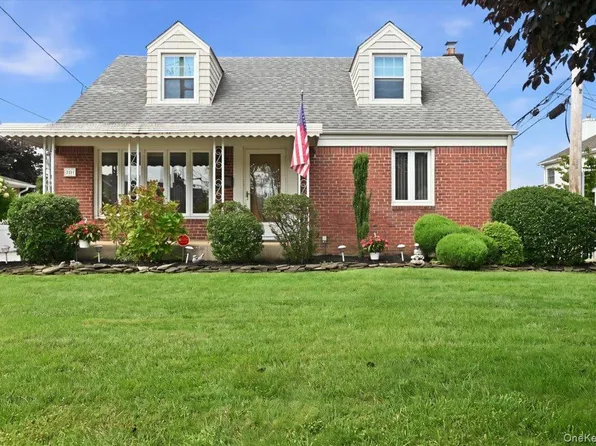 303 Caroline Avenue, Garden City South, NY 11530