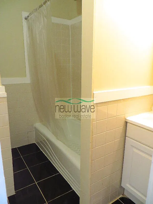 3 bed, 999 sqft, $5,400 — Photo 3