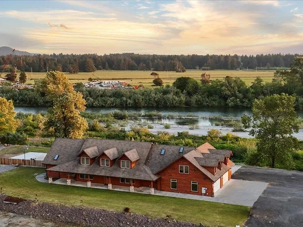 300 Cedar Lodge Ln, Smith River, CA 95567