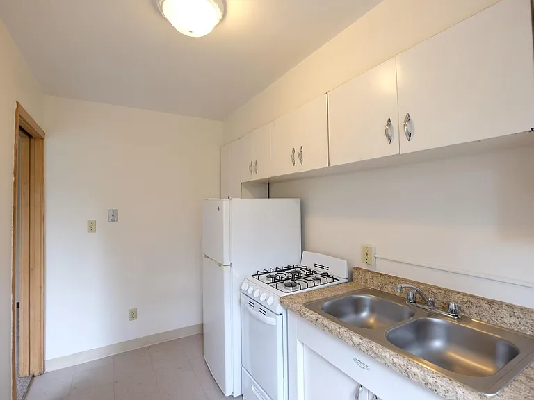Laurel Terrace — Photo 20