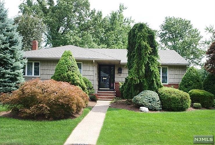 1st image of 137 Ross Ave