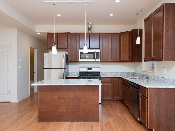 2nd image of 3020 N Leavitt St #1