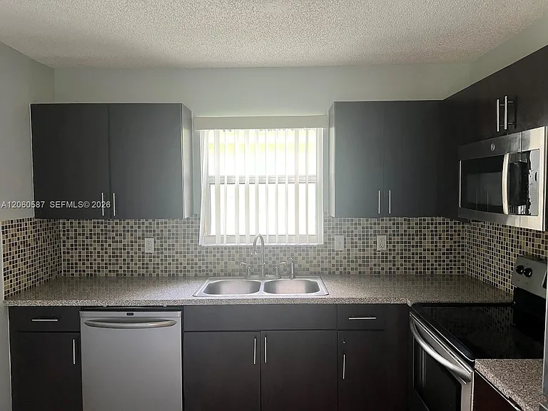 738 SW 9th St — Photo 5