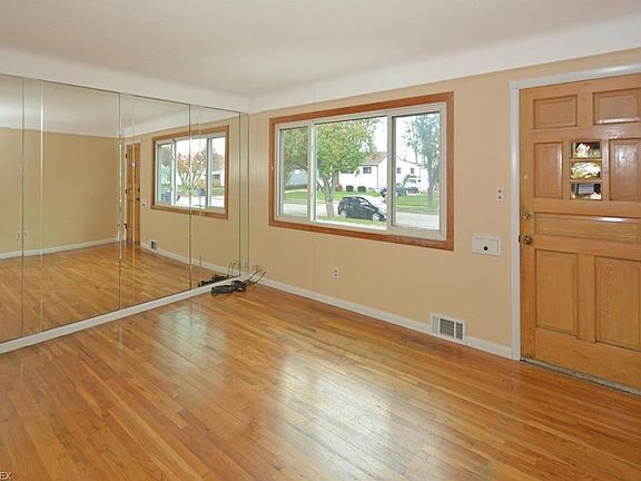 3rd image of 15582 Ashland Dr