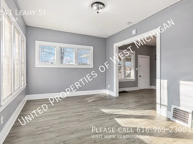 1541 Leahy St — Photo 4