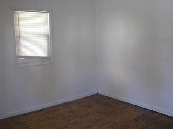 4th image of 914 Lamont St