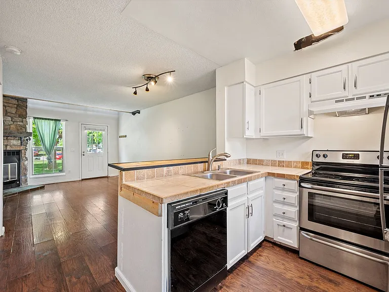 1683 S Blackhawk Way #B — Photo 8