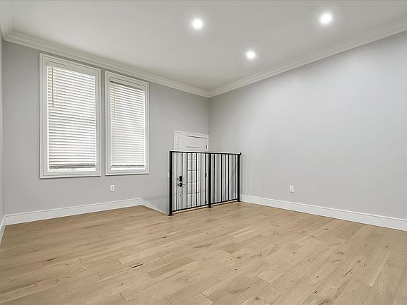 3rd image of 18 Harlow St
