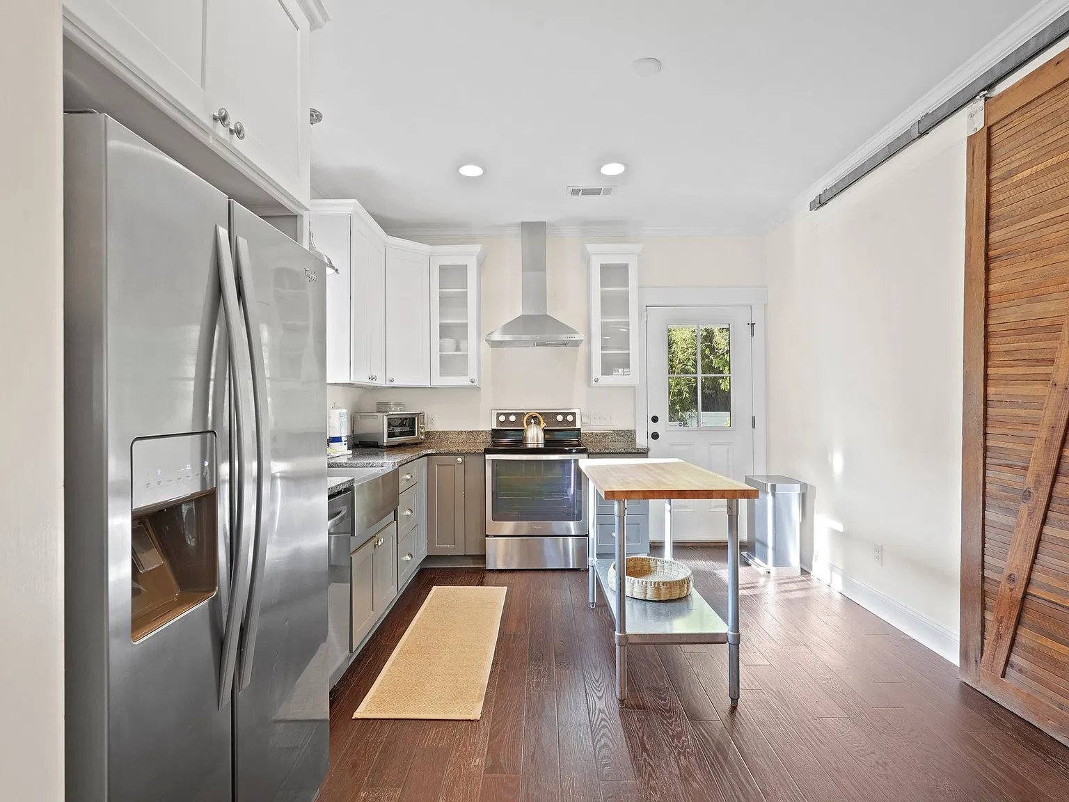 2 bed, 1.5 bath, 1200 sqft, $3,500 — Photo 2