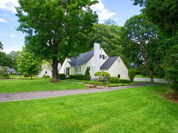 18 Old Farm Road, East Hills, NY 11577