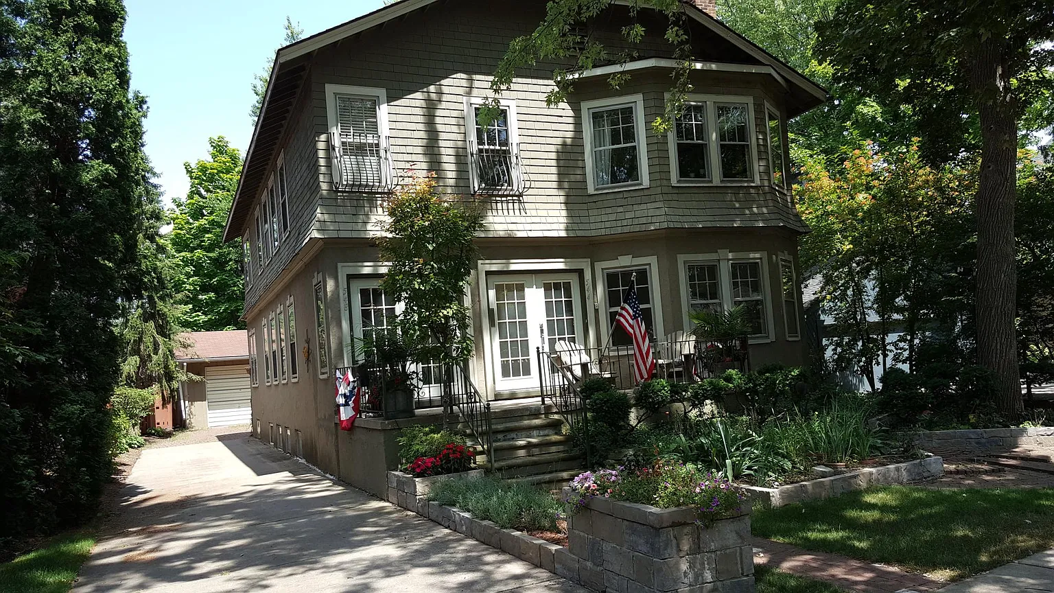 544 Harmon Ave photo 1