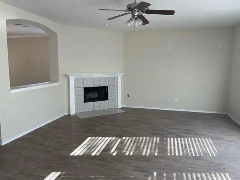 2105 Fall Creek Dr — Photo 2