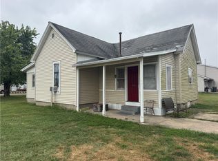 12 E Walnut St, Ashmore, IL 61912