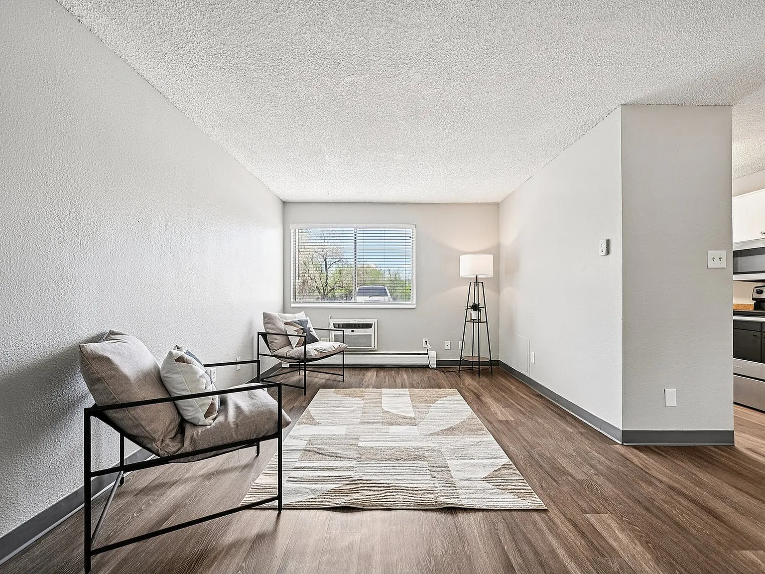 Saint Clair Apartments — Photo 1