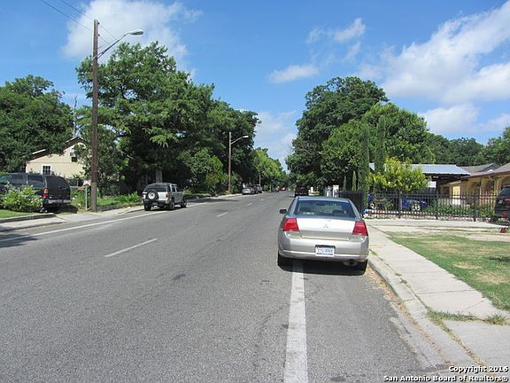 2nd image of 1515 Fresno St