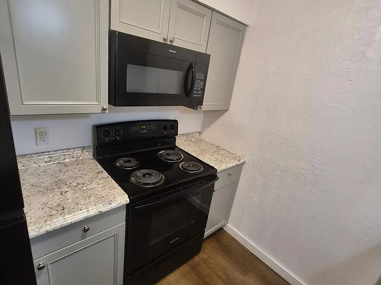 West Towne Apartments — Photo 14