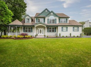 2 Landings Ln, East Patchogue, NY 11772