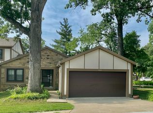 1162 Oakview Dr, Wheaton, IL 60187