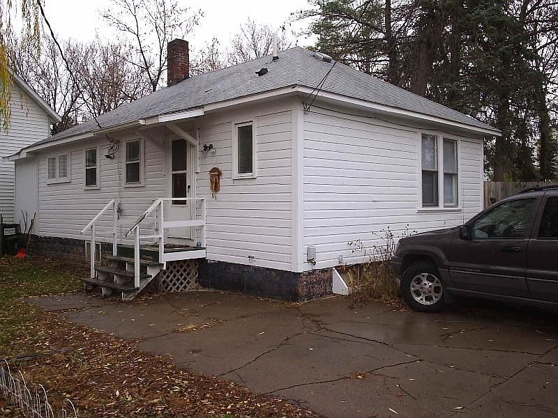2nd image of 615 Lake St