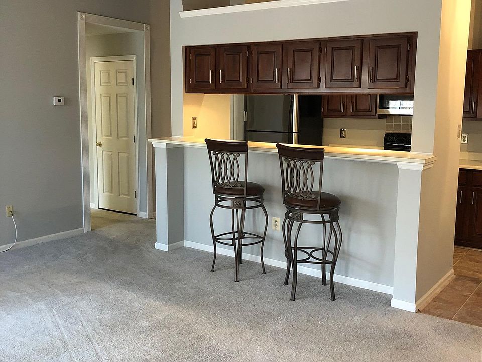 living room / fresh paint/ cleaned carpet